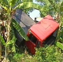 Bangkai Truk dan Bus Kecelakaan Maut Siap Dievakuasi